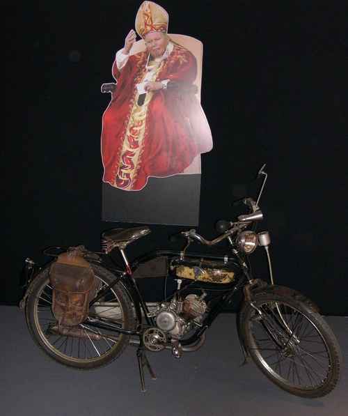  2. apríla 2005 zomrel pápež-motorkár. Zbohom Karol...