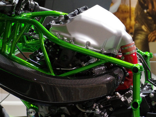  Kawasaki Ninja H2R 2015 kompresor vháňa natlakovaný vzduch do hliníkového airboxu