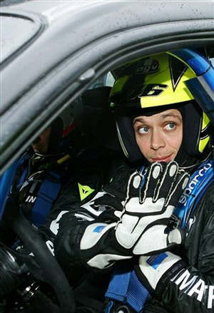  Rossi už skúsenosti s automobilovými súťažami má