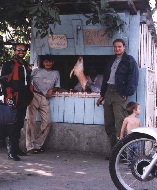  Fotka z Rumunska - mäsna v jednej dedinke, ja som ten maník v červenej motobunde