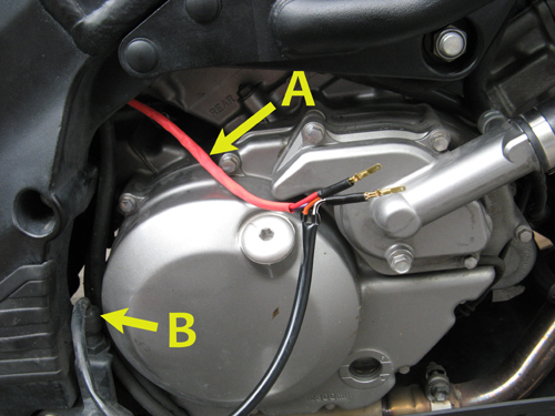  Obr. č. 6: Pripojenie k spínaču zadnej brzdy A: Vodiče od serva, červený a fialový v červenej zmršťovacej bužírke B: Spínač brzdy a jeho vodiče, oranžový a biely s čiernym pruhom – na konci sú pliešky, vysunuté z konektora