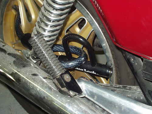  Násilné otváranie tohto zámku pri tomto nainštalovaní ohrozovalo motorku