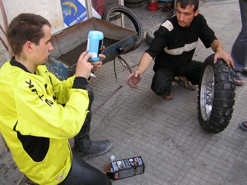  Sýria - Homs, prezúvame pneu a aplikujeme UltraSeal