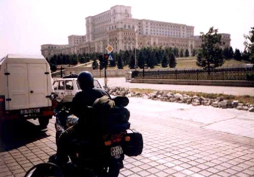 Ve víru velkoměsta, před Ceausescovým palácem