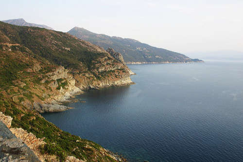  Pohľad z úplného severu Korziky smerom na juh, západné pobrežie