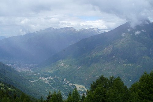 ...ktorá nás drží počas celej hrebeňovky oproti masívu Bernina (v doline Tirano)...