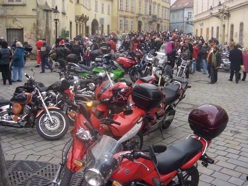  Františkánske námestie v Bratislave bolo zaplnené motorkami