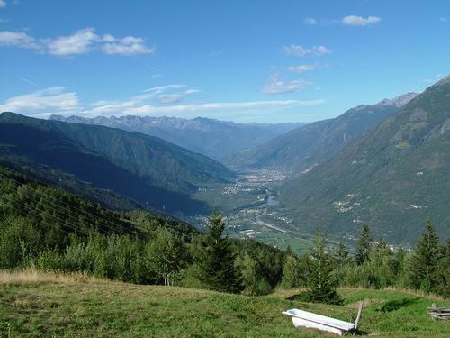 Aj takéto výhľady na Tirano a masívy Berninagruppe ponúka výjazd na Passo Mortirolo zo severu