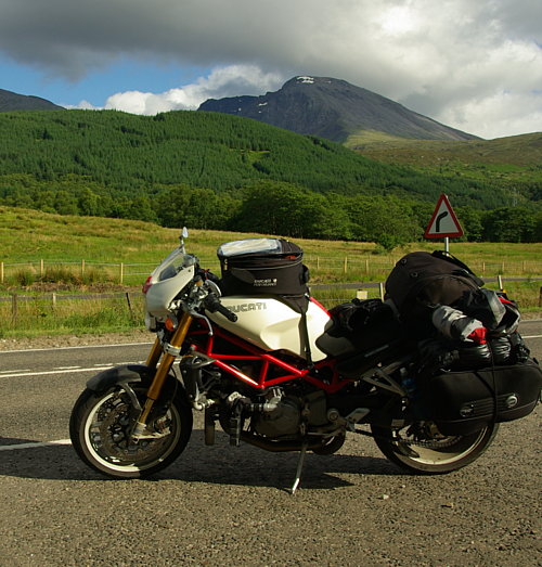  Naložená Ducatka, v pozadí Ben Nevis