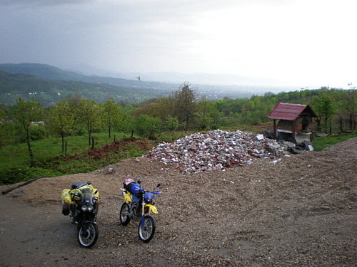 V peknej oblasti slušný penzión a pred ním kopa stavebného odpadu