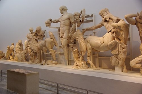  To sú sochy z priečelia budov v starovekej Olympii.