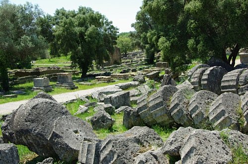  Pozostatky po Herinom chráme, ozubené kolesá sú polámané stĺpy asi 2 m hrubé.