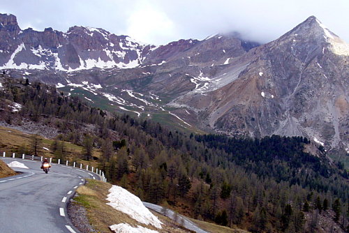  Dopoludňajšie stúpanie na Col d Izoard. Emotívny výstup, ale modrá obloha sa akosi nechce ukázať.