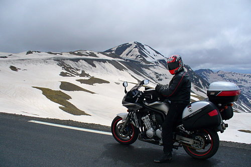  Z Col du Restefond ešte vyzerá slučka okolo Cime de la Bonette odrhnutá a prejazdná, ale prekvapenie príde čoskoro.