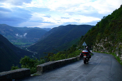  Večerné klesanie z Col de la Colle Saint Michel na severozápad