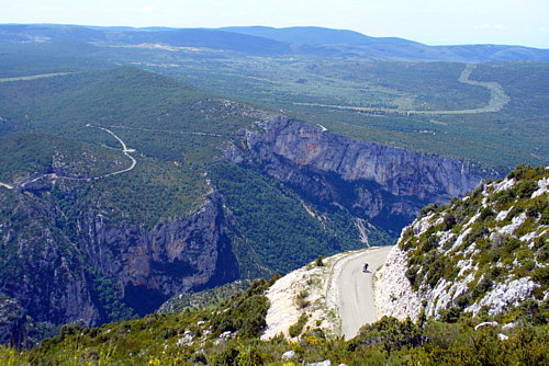  Pohľad z Route des Crétes na cestu vonkajšiho okruhu (Corniche Sublime) okolo Grand Canyonu naproti