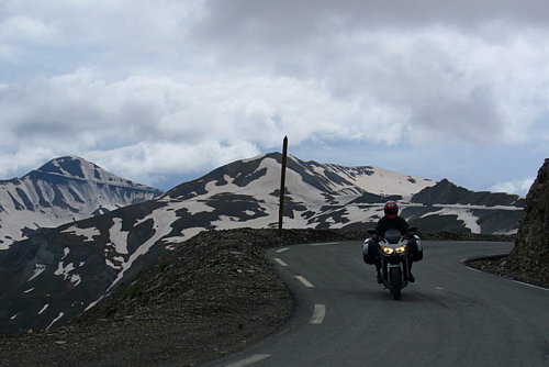  Klesáme z Bonette na juh cez Col des Granges Communes a Cime de la Bonette sa s nami stále lúči v pozadí.