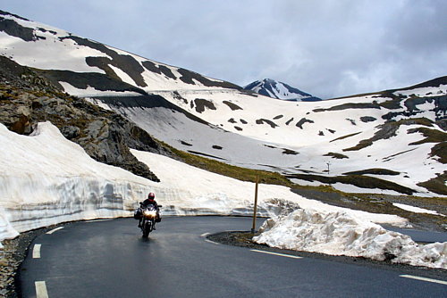  A tu je ten istý džentlmen zblízka v poslednej štvrtine stúpania... V diaľke za horizontom už zdraví Cime de la Bonette (2860 m).