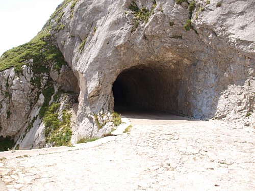  Takýchto vytesaných tunelov do skaly je na ceste do sedla šesť
