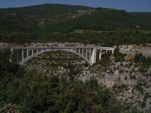  Viadukt s bungee jumpingom, dno je hlboko pod ním