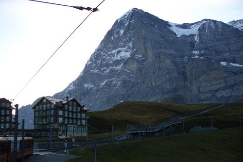  Severná stena Eigeru pred východom Slnka z prestupnej stanice Kleine Scheidegg