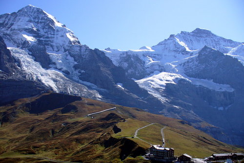  Mönch 4099m, Jungfraujoch-Sphinx 3571m a Jungfrau 4158m ako úžasná kulisa stanice Kleine Scheidegg 2061m. Zreteľné sú aj trasy zubačky, či vláčik samotný