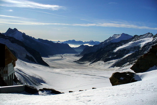  Budova vrcholovej stanice zubačky Jungfraujoch a pohľad na Aletschský ľadovec...už len kvôli tomuto okamihu sa sem oplatilo trepať!