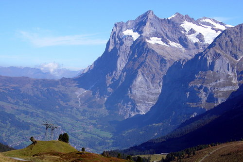  Pohľad z Kleine Scheidegg na majestátny Wetterhorn (3692m) nad roztrúseným Grindelwaldom. Úžasné sedlo uprostred (Grosse Scheidegg) je síce prístupné po asfaltke, ale len autobusom, za Grindelwaldom je zákaz vjazdu pre ostatnú dopravu