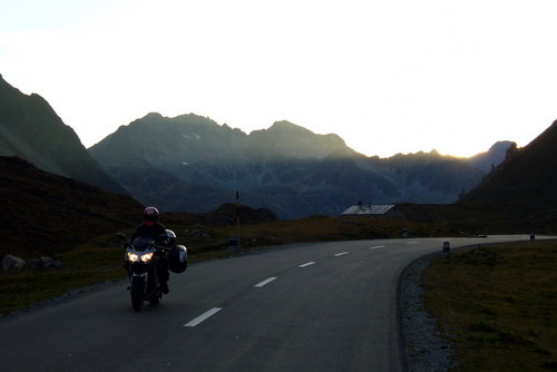  Albula Hospic (vzadu) je zatvorený, tak sa musíme rýchlo spustiť do doliny a niečo nájsť