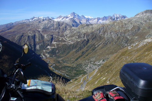  Pohľad z náprotivnej strany, z Furkapassu na serpentíny Grimselpassu, v údolí osada Gletsch