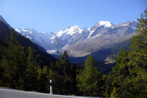  Stúpať na Berninapass začíname už niekoľko minút po nasadnutí na motorky. A zo západnej rampy je možné obdivovať  Piz Bernina (4049m) s ľadovcom
