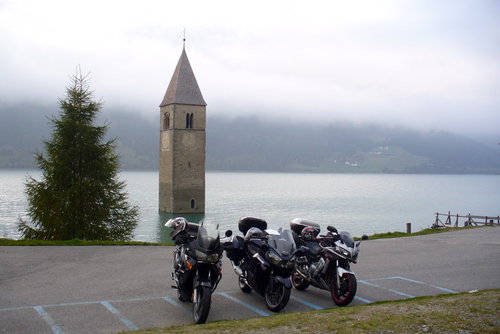  Reschenpass. Fotka zatopeného kostola je už gýčová, ale musí byť. Pár sto výškových metrov nad nami tušíme jasno...