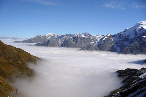  Na severnej rampe Stelvia trčia z hmly len posledné serpentíny, inak je celé Južné Tirolsko v ťahu