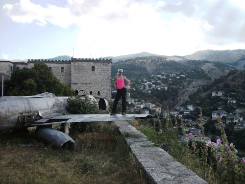  Na krídle amerického špionážneho lietadla a v pozadí kamenné mesto
