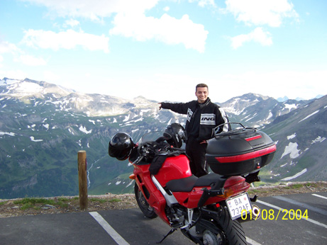  Monika odfotila vysmiateho motorkára na Edelweisspitze. Hmmm, tuším som to ja...