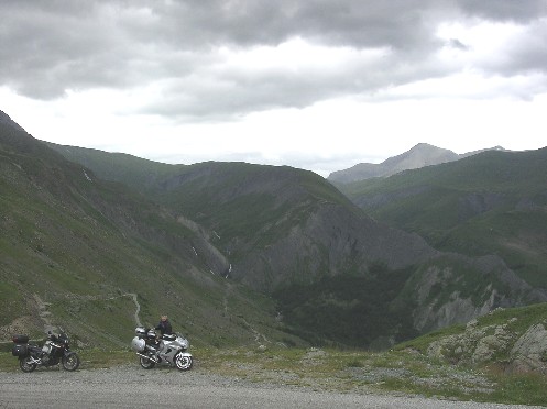  Prestávka v stúpaní na zasnený Col de Sarenne, všimnite si zvlnenú stužku traverzu vľavo