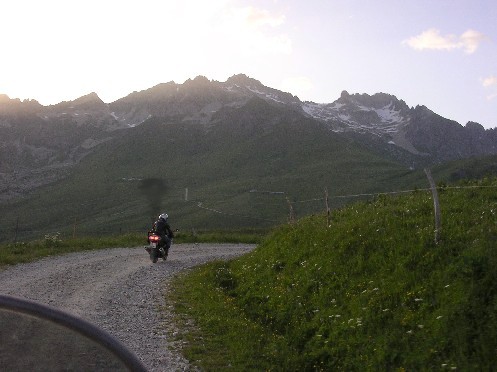  Dobrodružne (pravou rukou za jazdy!) vzniknuvšia fotka z predchádzajúceho večera zachytáva okrem iného scenériu sedla Col de la Madeleine (vpravo)