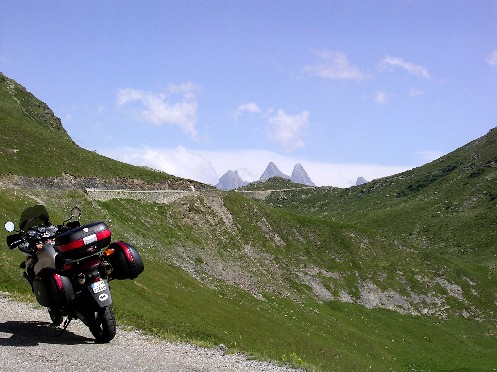  Col de la Croix de Fer – za sedlom sa vynára zubatý horizont, vzrušenie sa stupňuje, ostatné fotky v galérii