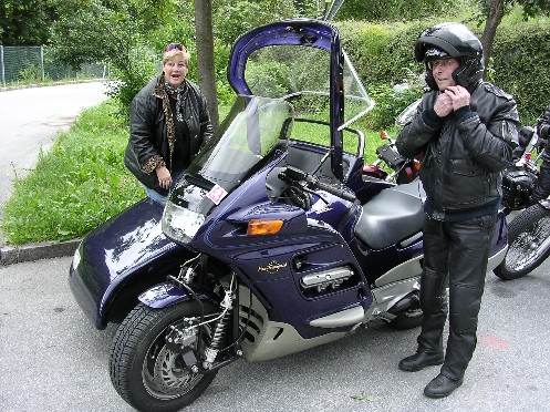  Toto už hej! Určite 80 ročný biker na pumpe pred Arlberg-tunelom, na rozdiel od reklamy DDP je tento záber autentický