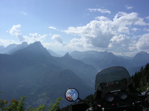  Asfalt končí a pod kolesami sa z lesa vynára hrebeň Pesarinských Dolomitov